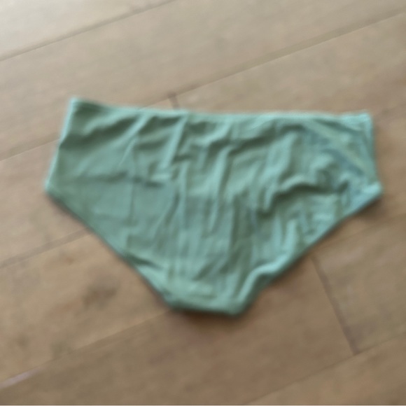 Aerie swim bottom NWT 

Comes from smoke and pet free home - Picture 2 of 2